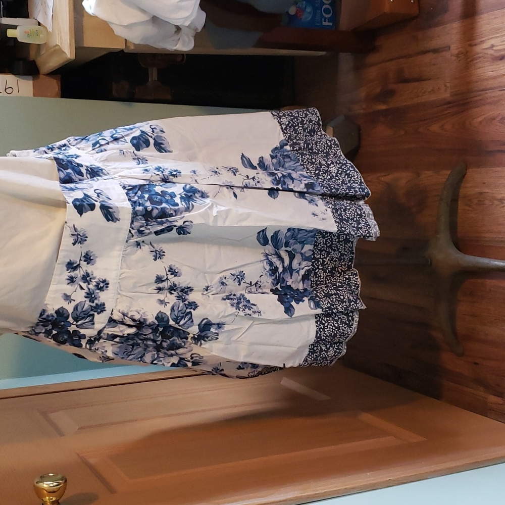 Like new adorable skirt. Side zipper.  Flowers.